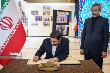 Ceremonia conmemorativa por el canciller mártir de Irán