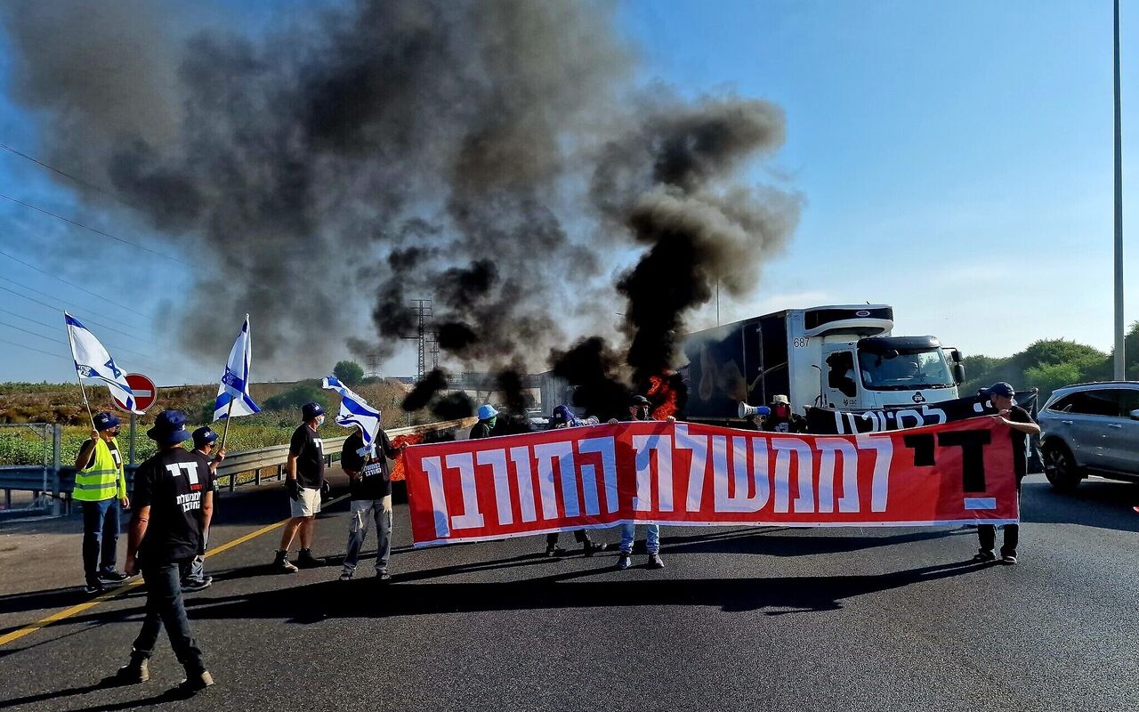 Israeli protesters block main highway in Tel Aviv