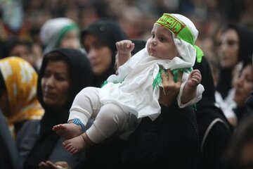 همنوایی شیرخوارگان حسینی با طفل شهید کربلا در کرمانشاه + فیلم