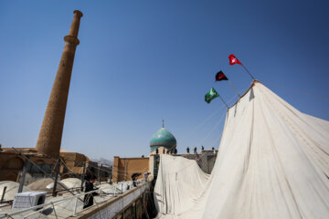Ispahan : des drapeaux noirs et rouges hissés pour commémorer Muharram 
