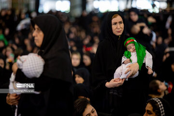 Deuil et gloire de l'Imam Hossein (P) : rassemblement des familles fidèles et de leurs nourrissons à Mossalla de Téhéran.