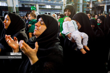 Deuil et gloire de l'Imam Hossein (P) : rassemblement des familles fidèles et de leurs nourrissons à Mossalla de Téhéran.