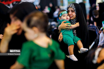 Deuil et gloire de l'Imam Hossein (P) : rassemblement des familles fidèles et de leurs nourrissons à Mossalla de Téhéran.