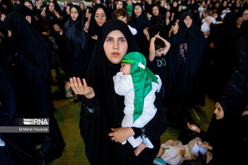 Deuil et gloire de l'Imam Hossein (P) : rassemblement des familles fidèles et de leurs nourrissons à Mossalla de Téhéran.