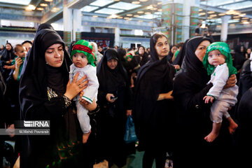 Deuil et gloire de l'Imam Hossein (P) : rassemblement des familles fidèles et de leurs nourrissons à Mossalla de Téhéran.