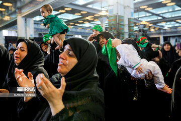 Deuil et gloire de l'Imam Hossein (P) : rassemblement des familles fidèles et de leurs nourrissons à Mossalla de Téhéran.