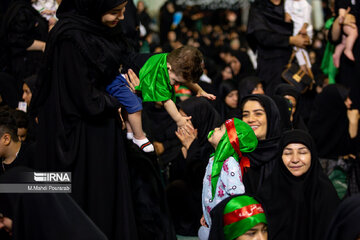 Deuil et gloire de l'Imam Hossein (P) : rassemblement des familles fidèles et de leurs nourrissons à Mossalla de Téhéran.