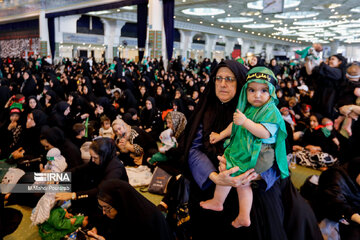 Deuil et gloire de l'Imam Hossein (P) : rassemblement des familles fidèles et de leurs nourrissons à Mossalla de Téhéran.