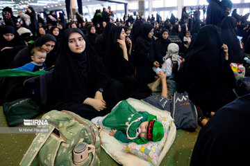 Deuil et gloire de l'Imam Hossein (P) : rassemblement des familles fidèles et de leurs nourrissons à Mossalla de Téhéran.