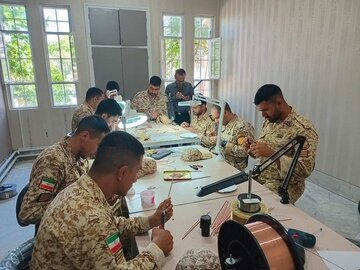 سربازان وظیفه در کرمانشاه آموزش صنایع‌دستی می‌بینند