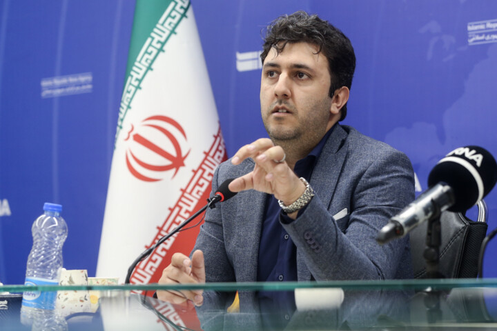 کجای دنیا دولت هم مجری است، هم نظرسنجی میکند و خودش هم نتایج را منتشر میکند؟