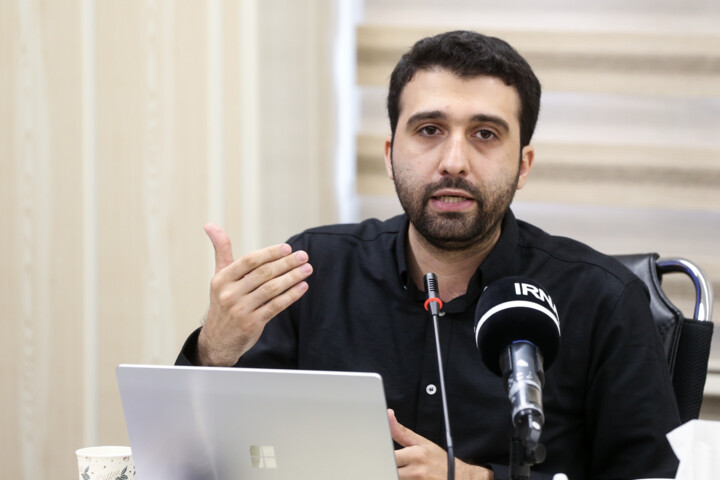 کجای دنیا دولت هم مجری است، هم نظرسنجی میکند و خودش هم نتایج را منتشر میکند؟