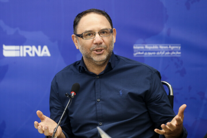 کجای دنیا دولت هم مجری است، هم نظرسنجی میکند و خودش هم نتایج را منتشر میکند؟