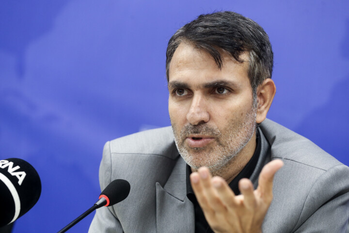 کجای دنیا دولت هم مجری است، هم نظرسنجی میکند و خودش هم نتایج را منتشر میکند؟