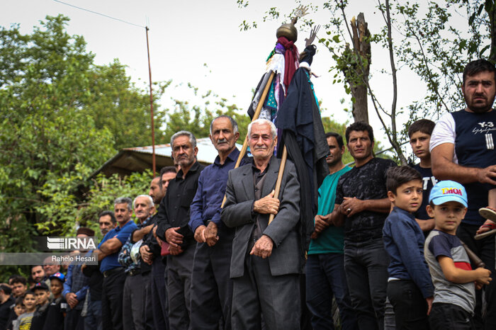 En la aldea de Shah Milerzan conmemora a los mártires de Karbala en el Día de Tasua