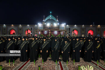 Muharram 2024 : sermon nocturne à la veille d’Achoura au sanctuaire sacré du très vénéré Imam Reza (P) à Machhad au nord-est de l’Iran, le lundi 15 juillet 2024. (Photo : Mahdi Ghorbani)