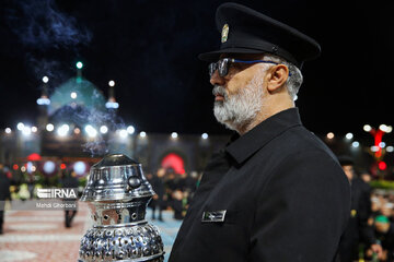 Muharram 2024 : sermon nocturne à la veille d’Achoura au sanctuaire sacré du très vénéré Imam Reza (P) à Machhad au nord-est de l’Iran, le lundi 15 juillet 2024. (Photo : Mahdi Ghorbani)