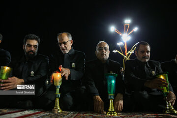 Muharram 2024 : sermon nocturne à la veille d’Achoura au sanctuaire sacré du très vénéré Imam Reza (P) à Machhad au nord-est de l’Iran, le lundi 15 juillet 2024. (Photo : Mahdi Ghorbani)