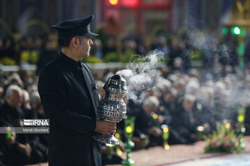 Muharram 2024 : sermon nocturne à la veille d’Achoura au sanctuaire sacré du très vénéré Imam Reza (P) à Machhad au nord-est de l’Iran, le lundi 15 juillet 2024. (Photo : Mahdi Ghorbani)