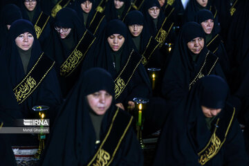 Muharram 2024 : sermon nocturne à la veille d’Achoura au sanctuaire sacré du très vénéré Imam Reza (P) à Machhad au nord-est de l’Iran, le lundi 15 juillet 2024. (Photo : Mahdi Ghorbani)