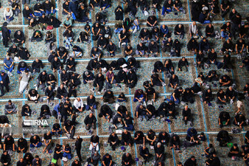 Muharram 2024 : sermon nocturne à la veille d’Achoura au sanctuaire sacré du très vénéré Imam Reza (P) à Machhad au nord-est de l’Iran, le lundi 15 juillet 2024. (Photo : Mahdi Ghorbani)