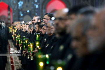 Muharram 2024 : sermon nocturne à la veille d’Achoura au sanctuaire sacré du très vénéré Imam Reza (P) à Machhad au nord-est de l’Iran, le lundi 15 juillet 2024. (Photo : Mahdi Ghorbani)