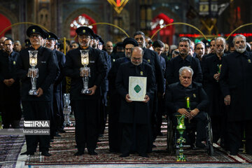 Muharram 2024 : sermon nocturne à la veille d’Achoura au sanctuaire sacré du très vénéré Imam Reza (P) à Machhad au nord-est de l’Iran, le lundi 15 juillet 2024. (Photo : Mahdi Ghorbani)