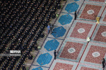 Muharram 2024 : sermon nocturne à la veille d’Achoura au sanctuaire sacré du très vénéré Imam Reza (P) à Machhad au nord-est de l’Iran, le lundi 15 juillet 2024. (Photo : Mahdi Ghorbani)