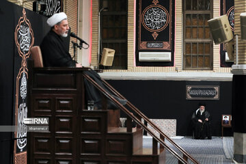 A la veille d’Achoura et dans la soirée de Tassua’a, une cérémonie commémorative de deuil a eu lieu le lundi soir (15 juillet 2024) en présence du Guide suprême de la Révolution islamique d’Iran, l’honorable ayatollah Seyyed Ali Khamenei, à Hosseiniyeh de l'Imam Khomeini (Que sa demeure soit au Paradis), à Téhéran.