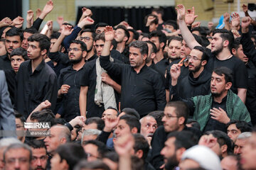 A la veille d’Achoura et dans la soirée de Tassua’a, une cérémonie commémorative de deuil a eu lieu le lundi soir (15 juillet 2024) en présence du Guide suprême de la Révolution islamique d’Iran, l’honorable ayatollah Seyyed Ali Khamenei, à Hosseiniyeh de l'Imam Khomeini (Que sa demeure soit au Paradis), à Téhéran.