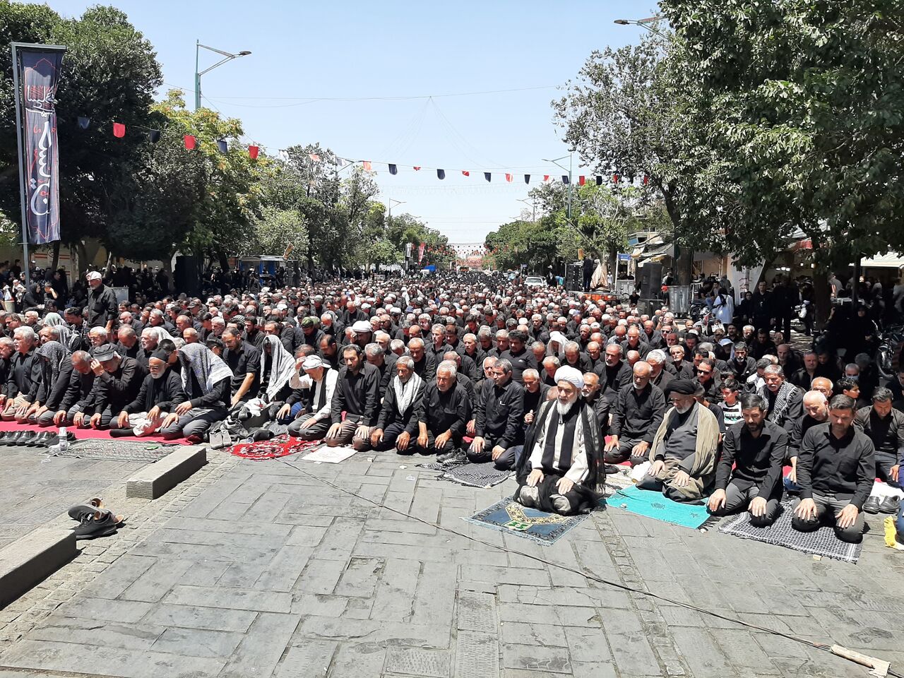 نماز ظهر عاشورا در قزوین اقامه شد