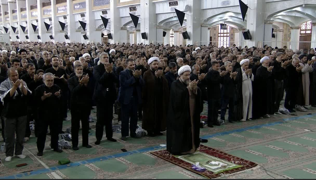 نماز ظهر عاشورا به یاد شهدای کربلا در تبریز اقامه شد نماز ظهر عاشورا به یاد شهدای کربلا در تبریز اقامه شد
