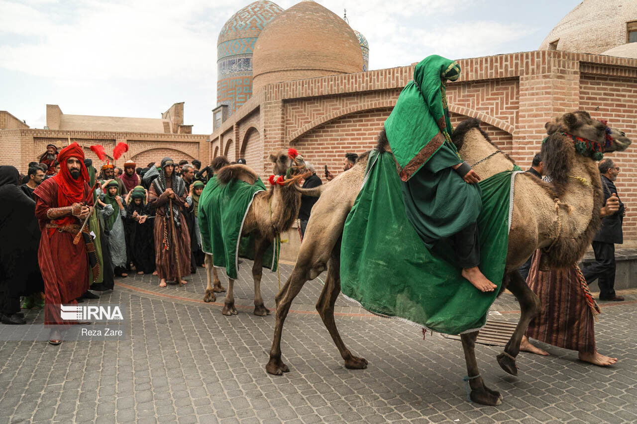 آیین نمادین دفن شهدای کربلا در اردبیل برگزار شد