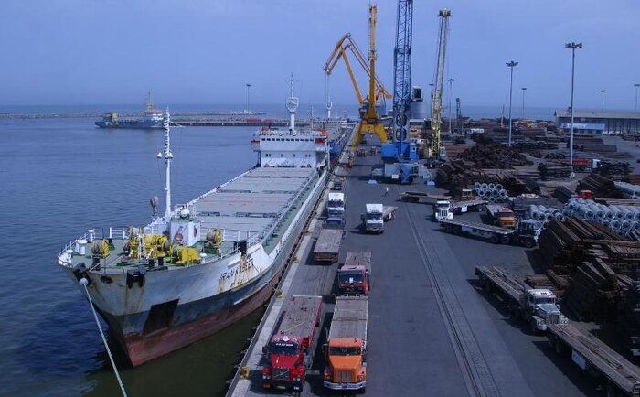 تخلیه غلات از سه فروند کشتی روسیه در بندر امیرآباد