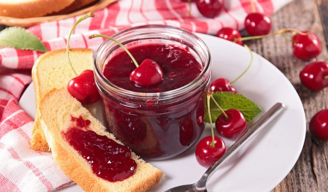 طرز تهیه مربای آلبالو خانگی؛ بدون شکرک و کپک