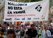 Miles de españoles se manifiestan en Mallorca contra el turismo masivo  