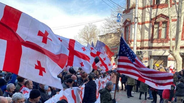 تقابل دوباره روسیه و غرب در زمین گرجستان/گمانهزنیها برای انقلاب رنگی دیگر در تفلیس