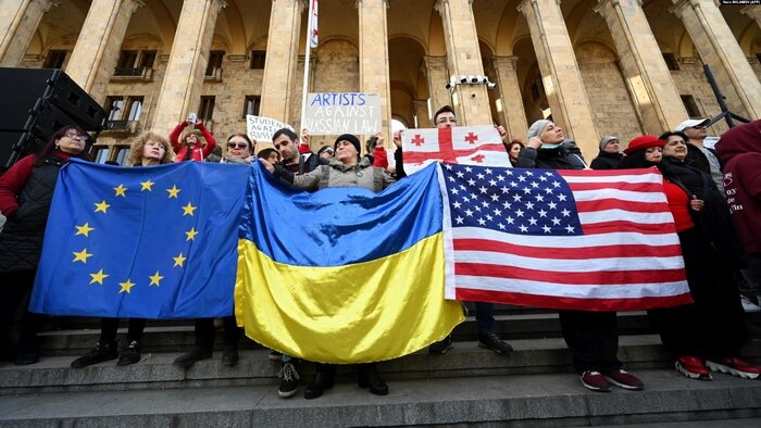 تقابل دوباره روسیه و غرب در زمین گرجستان/گمانهزنیها برای انقلاب رنگی دیگر در تفلیس