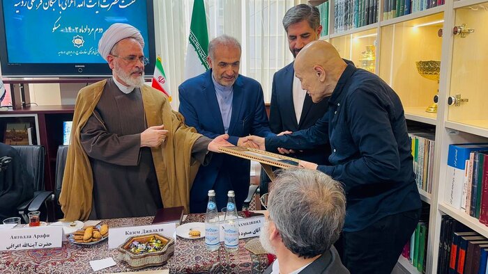 نشست صمیمی آیت الله اعرافی با جمعی از ایرانشناسان روس در مسکو