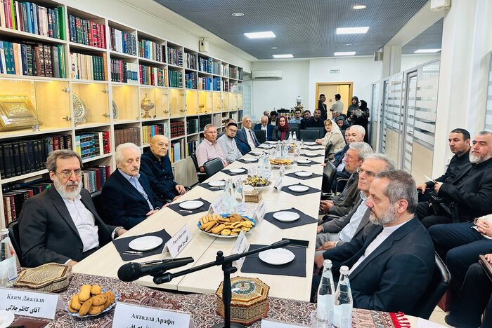 نشست صمیمی آیت الله اعرافی با جمعی از ایرانشناسان روس در مسکو