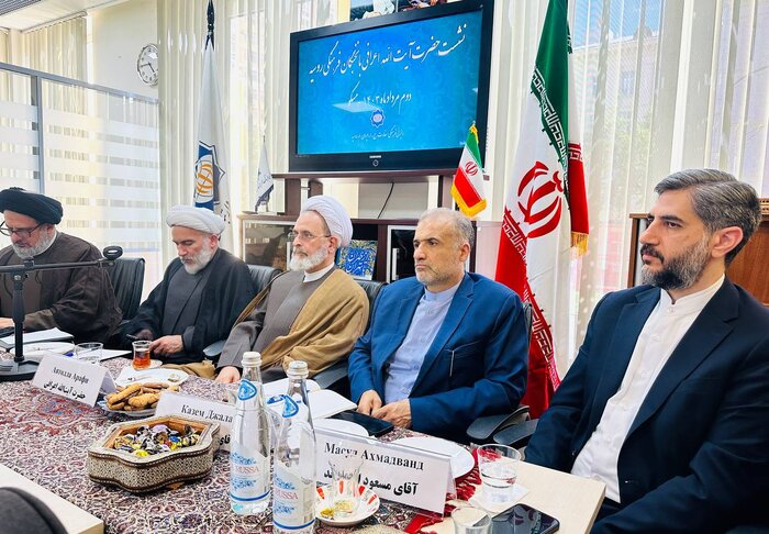 نشست صمیمی آیت الله اعرافی با جمعی از ایرانشناسان روس در مسکو