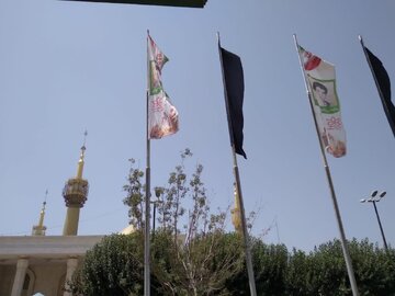 تمثال شهدای گلستان شهرستان بهارستان در حرم امام خمینی (ره) نصب شد