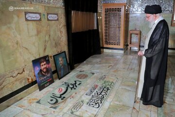 伊斯兰革命最高领袖探望侯赛因·阿米尔·阿卜杜拉希扬、穆萨维、贾拉达蒂和扎马尼亚烈士陵墓