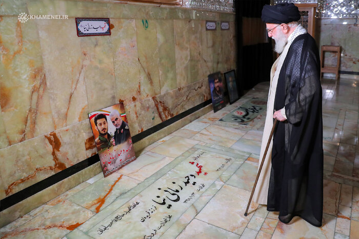 Supreme Leader visits graves of Iranian martyrs in Rey