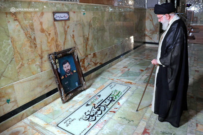 Supreme Leader visits graves of Iranian martyrs in Rey