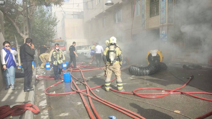 آتش سوزی انبار کالا در تهران/  ۲ آتش نشان مصدوم شدند