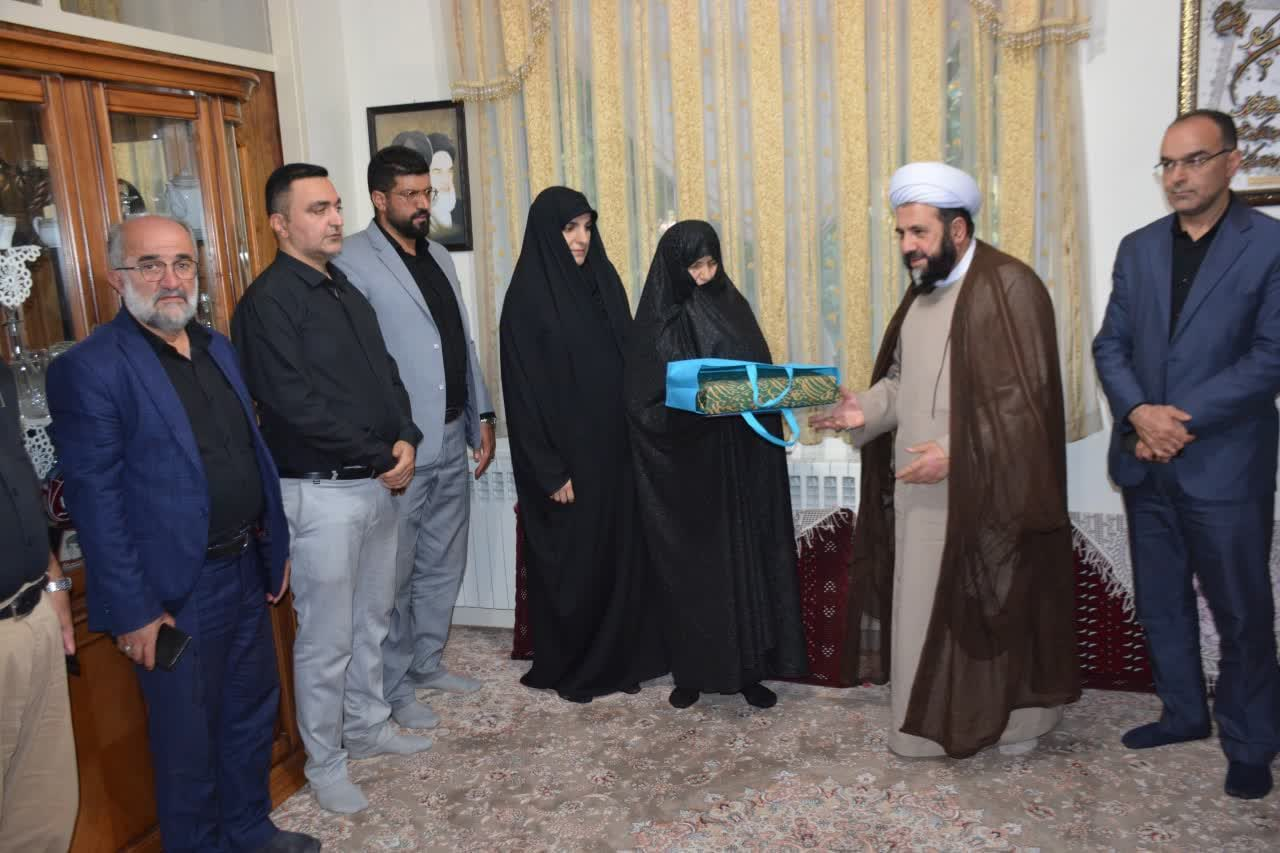 دیدار امام جمعه رودبار قصران با خانواده معظم شهدا