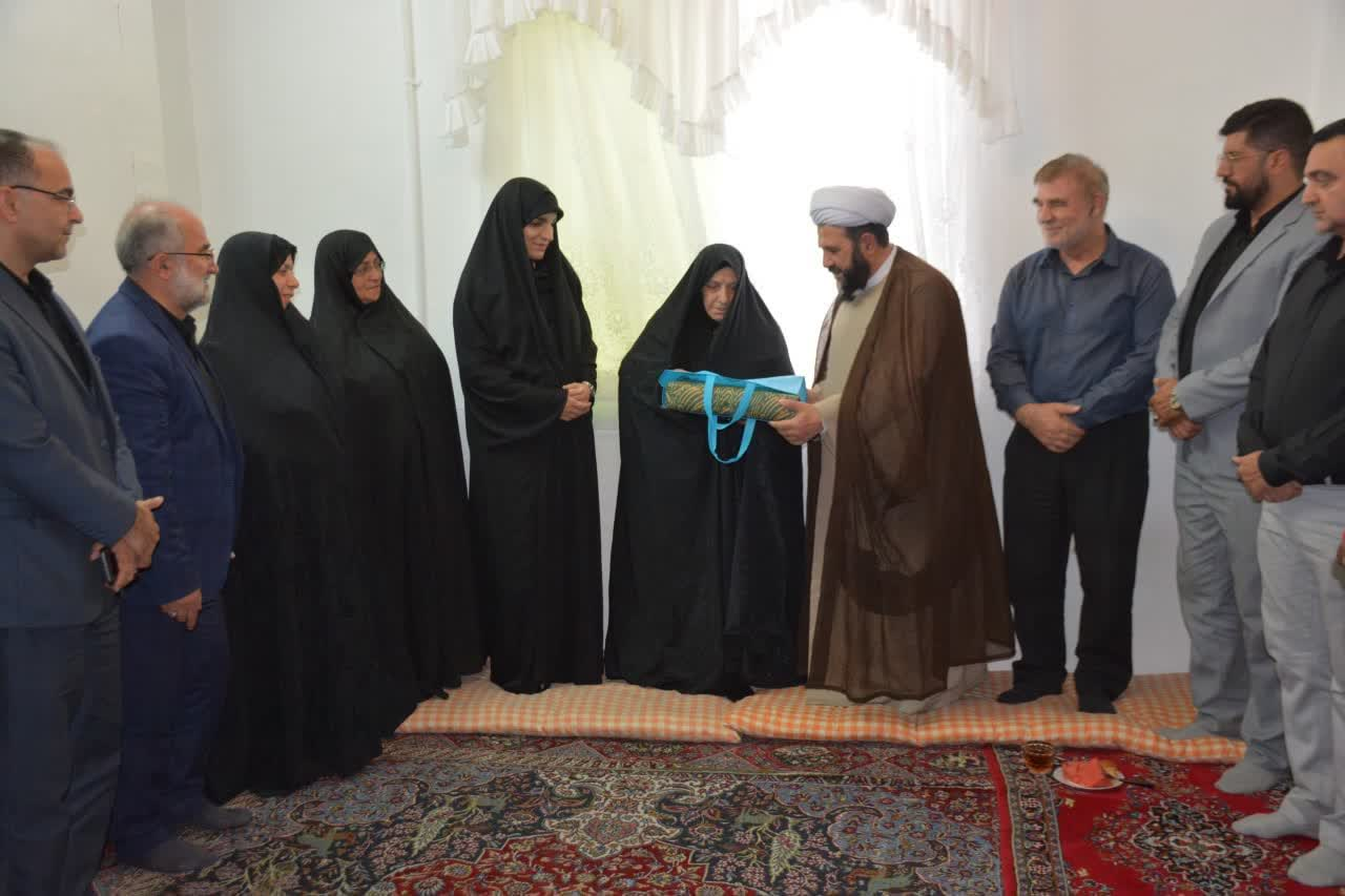 دیدار امام جمعه رودبار قصران با خانواده معظم شهدا