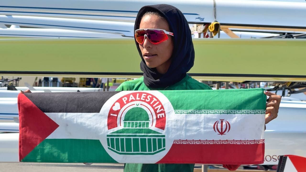 La atleta olímpica iraní ondea la bandera de solidaridad con Palestina en París