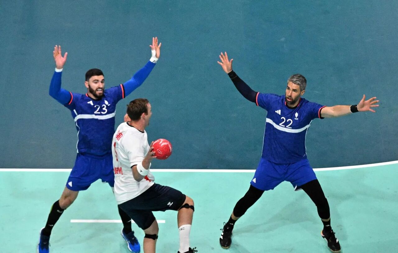 رقابت های هندبال لیگ برتر / نماینده لارستان از سد زغال سنگ طبس گذشت+ فیلم رقابت های هندبال لیگ برتر / نماینده لارستان از سد زغال سنگ طبس گذشت+ فیلم